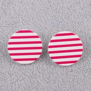 Rosa und weiße gestreifte kreisförmige Acryl Ohrstecker für Damen Mode Schmuck Accessoire.