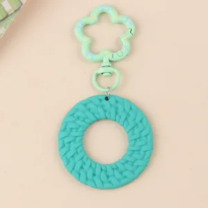 Gros plan sur les détails du porte-clés acrylique rond couleur bonbon style bohème vacances.