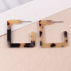Gros plan detail des boucles d'oreilles rectangle en acrylique ecaille, tige metal.