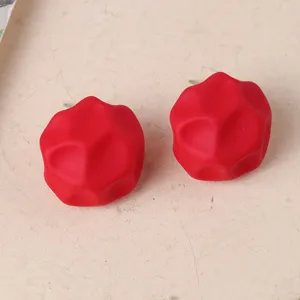Pendientes de botón de acrílico geométricos irregulares rojos detalle, joyería minimalista.