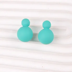 Bonbonfarbene Acryl DoppelKugel Ohrstecker, minimalistische modische Ohrringe Detailansicht.