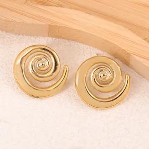 Gros plan détaillé de boucles d'oreilles spirales dorées élégantes et brillantes.