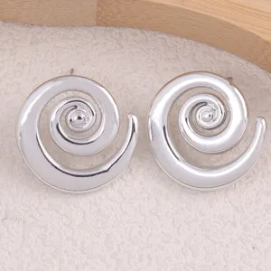 Boucles d'oreilles clous en metal argente design spirale geometrique tendance