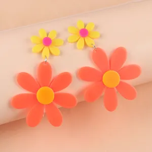 Boucles d'oreilles tournesol en acrylique colore, bijoux fleur neon exageres pour femmes detail.