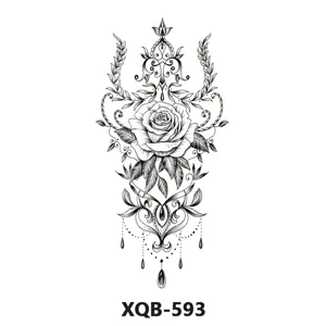Adesivo per tatuaggio floreale in bianco e nero per metà braccio, elegante design con rose e viti.
