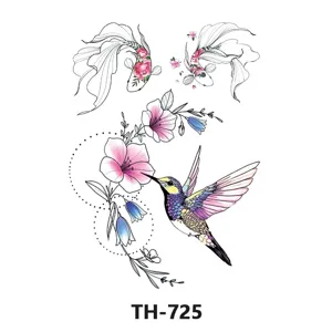 Foglio di tatuaggio temporaneo con trasferimento d'acqua con colibri, pesci e bellissimi fiori.