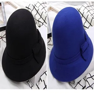 Gros plan de chapeaux cloche élégants en feutre de laine pour femmes avec nœuds.