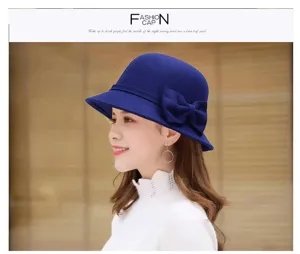 Chapeau cloche vintage en feutre de laine bleue pour femme avec nœud élégant et chaud.