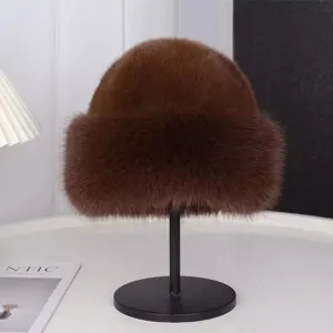 Gros plan d'un chapeau d'hiver en peluche marron sur un support noir, montrant la texture.