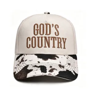 Detailansicht der stilvollen Kuhmuster-Krempe und God's Country Stickerei auf Baseballcap.