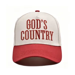 Nahaufnahme des zweifarbigen Baseballcaps mit roter gestickter God's Country Aufschrift.