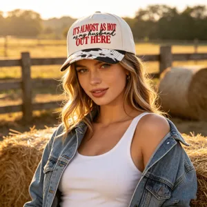 Gedetailleerde close-up van de grappige geborduurde trucker cap met koeienprint rand.