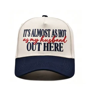 Close-up detail van de grappige geborduurde typografie op de casual trucker baseballcap.