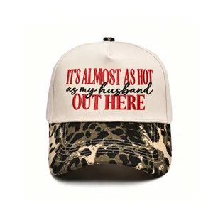 Grappige geborduurde trucker pet voor dames met luipaardprint klep en humoristische quote.