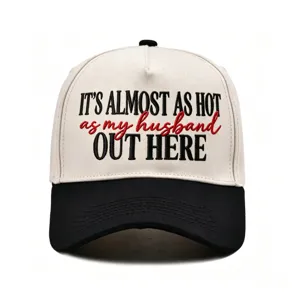 Casual geborduurde honkbalpet met grappige quote, beige en zwart paneelontwerp voor dames.