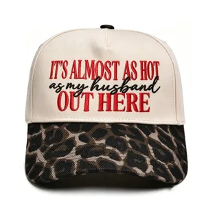 Geborduurde trucker cap met luipaardprint rand en grappig quote detail op het voorpaneel.