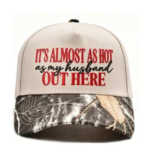 Geborduurde trucker honkbalpet met camouflage rand en grappige tekst detailweergave