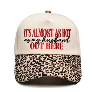 Close-up detail van de beige trucker pet met grappige borduursel en luipaardklep.