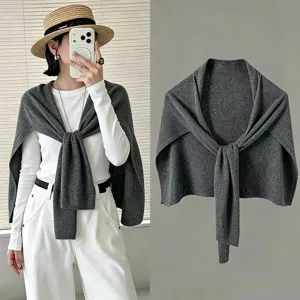 Chaco de mezcla de lana tejida gris invierno bufanda calida tela suave vista de detalle frio