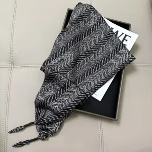 Printemps automne foulard en soie noir et blanc motif triangle écharpe femme