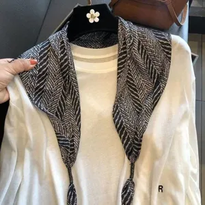 Écharpe triangulaire en satin à chevron noir et blanc petit châle style coréen femme.