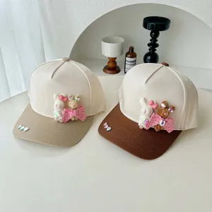Nahaufnahme der niedlichen Plüschhasen und Strass-Schleifen Details an modischer Baseballkappe.