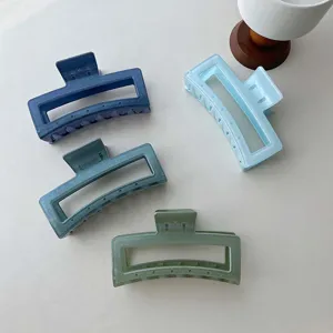 Oversized glitter jelly hair claw clips for women, trendy transparent rectangular clips.