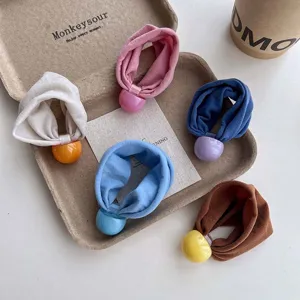 Bunte Stoffhaargummis mit runden Perlen im Detail. Süße Haaraccessoires für jeden Tag.