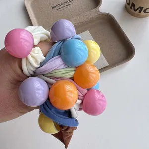 Süße Bonbonfarbene Perlen Haargummis, breite Scrunchies für schöne Frisuren. Detailansicht.