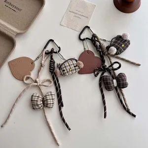 Gedetailleerd overzicht van schattige pluche ruit strik sleutelhanger met leren hart.