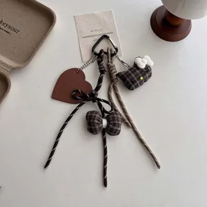 Bruine ruit strik sleutelhanger schattige pluche kat tassenhanger esthetisch accessoire voor tas
