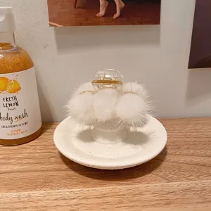 Pince à cheveux duveteuse en fourrure de vison blanche accessoire élégant pour coiffure hiver.