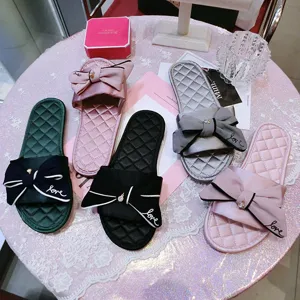 Chaussons pour femmes en satin avec nœud style doux confortables chaussures plates intérieures.