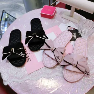 Vue détaillée des pantoufles mules en satin à nœud, style coréen pour femmes.