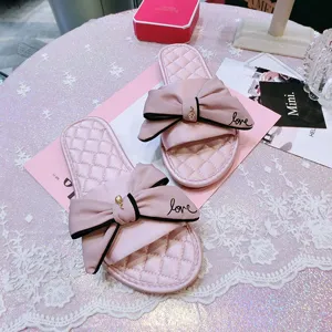 Pantoufles plates en satin rose avec nœud pour femmes, jolies sandales douces intérieur.