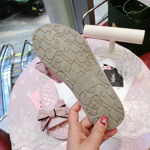 Pantoufles plates en satin rose pour femmes avec nœud élégant, chaussures de maison confortables.