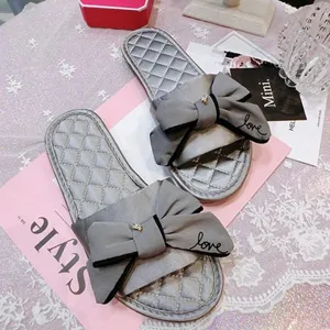 Chaussons plats gris en satin pour femme, élégantes mules d'intérieur avec nœud et strass.