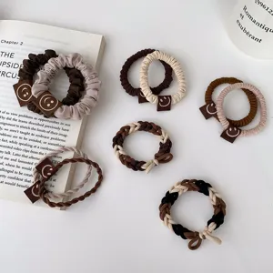 Ensemble d'élastiques à cheveux marron style coréen avec étiquette cuir smiley et design tressé.