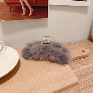 Pince à cheveux en peluche grise, accessoire d'hiver duveteux, pince elegante pour femmes.