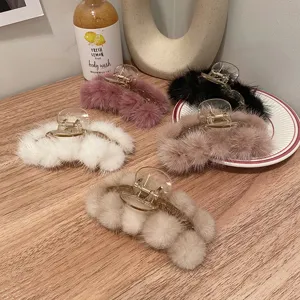 Grande pince à cheveux en fourrure de vison pelucheuse élégant accessoire hiver femmes.