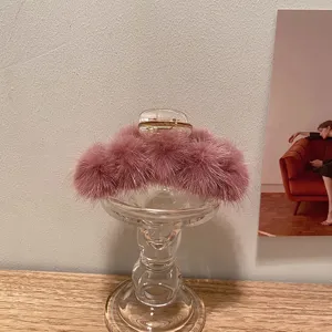 Pince a cheveux rose en fourrure de vison duveteuse, accessoire elegant pour femme.
