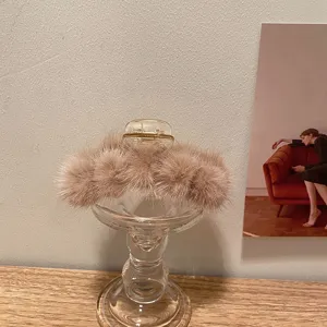 Gros plan détail de la pince à cheveux en vraie fourrure de vison, bel accessoire élégant.