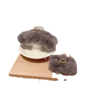 Élégante pince à cheveux en fourrure de vison grise pour femme, grand clip en peluche douce.