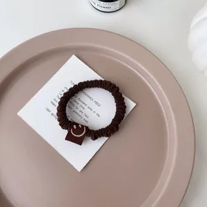 Chouchou de cheveux marron foncé épaissi avec joli visage souriant, attache-queue haute élasticité.