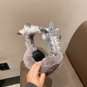 Chauffe-oreilles douillets en peluche grise avec dentelle blanche et jolis noeuds d'hiver.