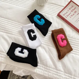 Gemütliche Damen Baumwoll Socken mit Buchstaben C Stickerei, weiche warme Wintersocken für Alltag.
