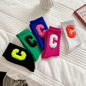 Bequeme Baumwoll-Mittelsocken mit farbiger Stickerei Buchstabe C, stylischer Alltags-Look.