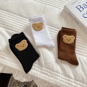 Kuschelige Baumwoll-Socken mit süßer Bären-Stickerei, warme Mid-Calf Socken in Schwarz und Braun.