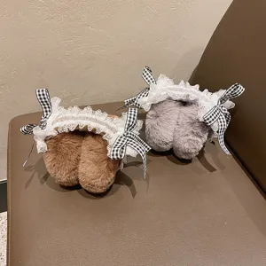 Chauffe-oreilles d'hiver duveteux avec jolie bordure en dentelle et nœuds à carreaux doux