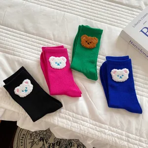 Niedliche Baumwoll-Socken mit Bären-Bestickung in bunten Farben für den täglichen Gebrauch.